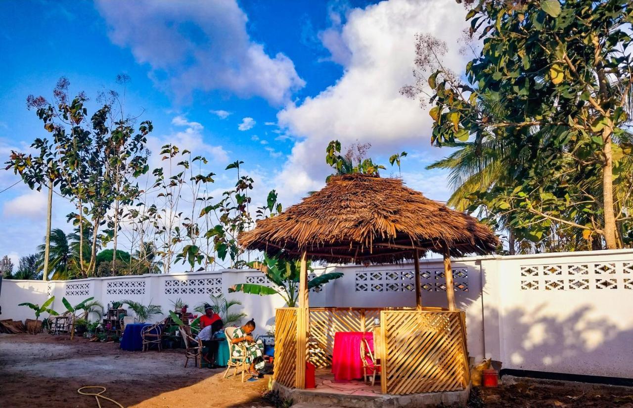 L&J Modern Backpackers Kigamboni Beach House Bed & Breakfast Dar es Salaam Exterior photo